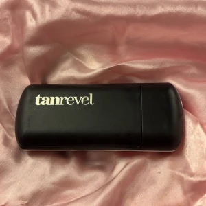 Tanrevel - Säljer min tanrevel self tan mini till ansiktet och halsen. Numera har jag den stora och därav behöver inte denna. Använde dock knappt denna kanske max 5 gånger. Funkar super bra. 