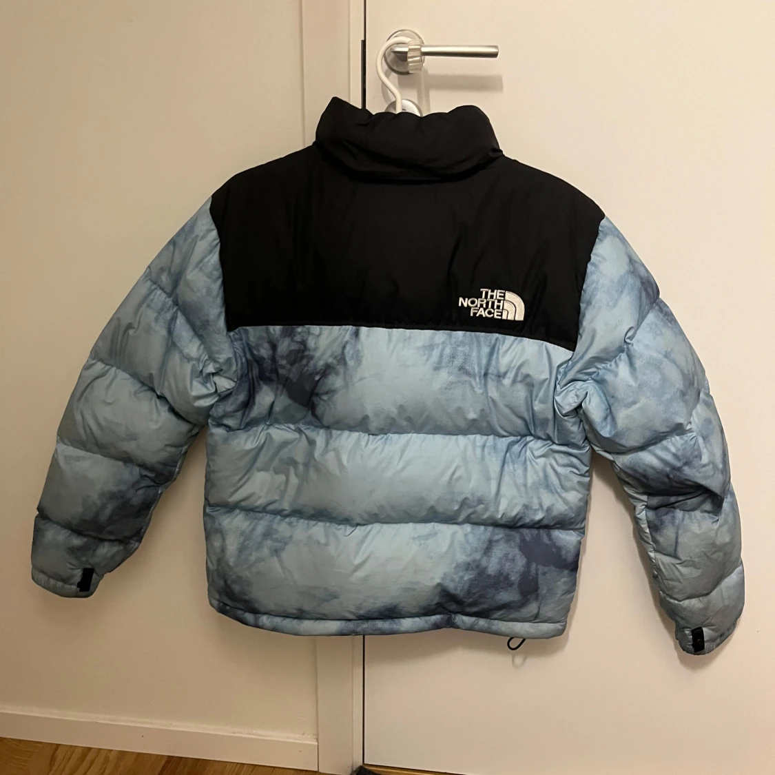 Blå och svart pufferjacka från The North Face