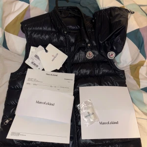 Moncler gui väst - Säljer nu en väldigt snygg moncler väst som jag har tagit hand om väl. Säljer den pga att jag ej använder den så mkt längre. Storlek 3/M. Byten kan vara intressant kom med förslag men ska vara något äkte.