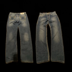 True Religion jeans - True Religion jeans i modellen Joey Super T. Skicket är riktigt bra                                          storlekar:                                                            _(midjan 42 cm/w32)                                            _(Längd 102 cm)                                   __(Benöppning 21cm)                                                                               Pris kan diskuteras vid snabb affär och skriv gärna om frågor eller fler bilder! 