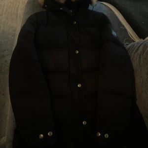 hollies subway - En svart hollies jacka storlek 40 med bra skick, används inte längre där av säljer jag den, köpt för 36000kr och säljer den för 1600kr.