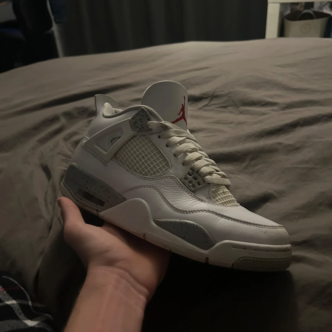 Nike Air Jordans i vitt och grått