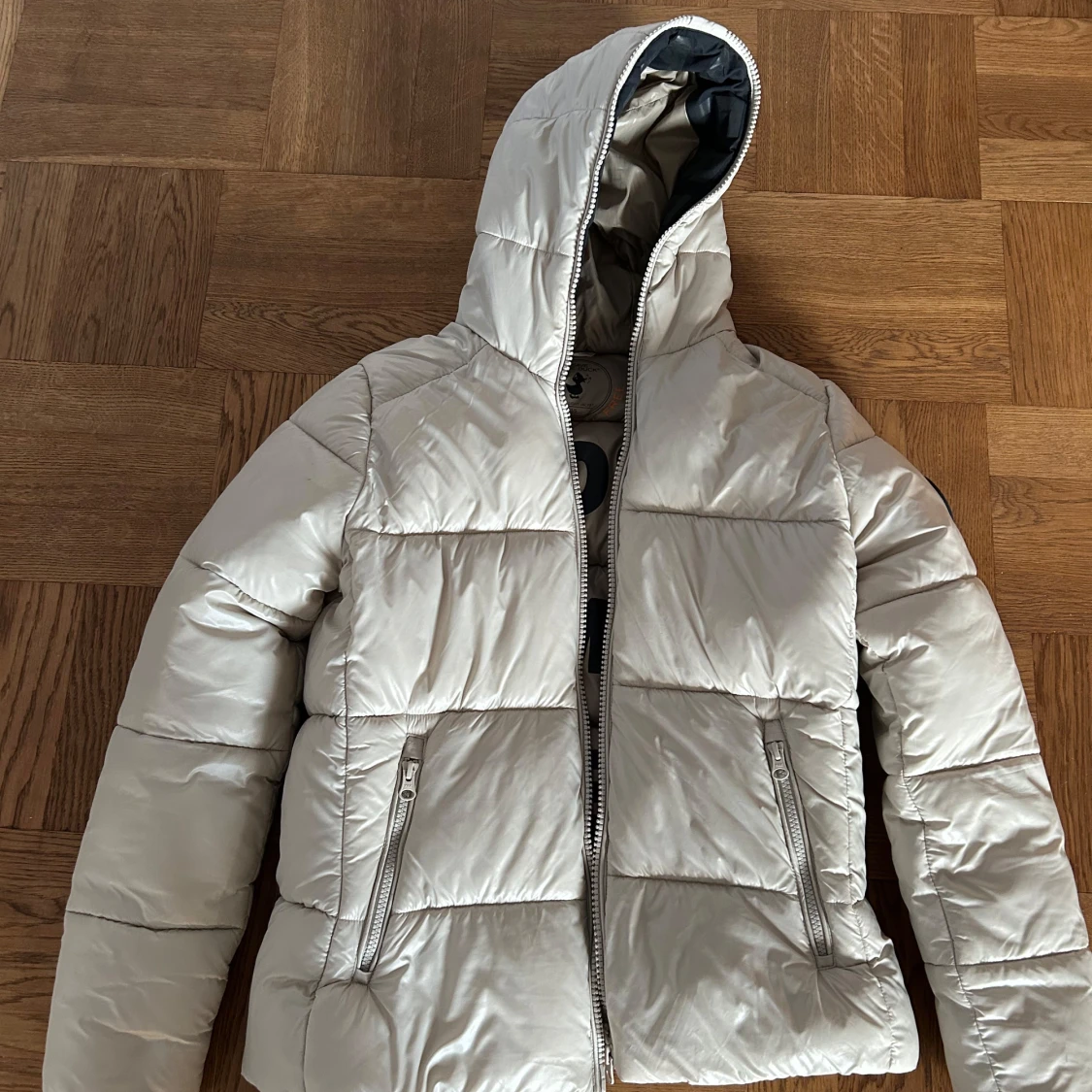 Save The Duck vinterjacka med luva. Beige.