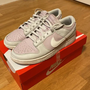 Nike Dunk i ljuslila och vit - Nike Dunk Next Nature. knappt andvända! Säljer för att de är för små för mig. Nypris: 1300 Storlek 41 men passar till 42 PRIS KAN DISKUTERAS