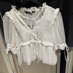 En vit blus från h&m - En vit blus som är köpt över plick men aldrig använd då den är för liten 