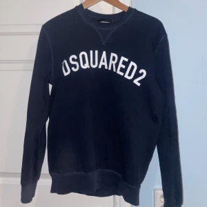 Dsquared2 - Säljer denna äkta Dsquared2 tröjan då den inte kommer till användning. Tröjan är använd men fortfarande i fint skick. Inga defekter.💕