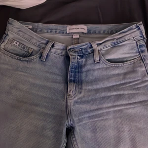 Ljusblå jeans från Calvin Klein - Snygga ljusblåa jeans från Calvin Klein. Säljer då de inte längre kommer till användning 💗 Har haft dem cirka 5-6 gånger men har inget tecken på slitage 👍🏻 De är i storlek W29 L32 och sitter jättebra på mig som är 165 cm lång. Är lågmidjade med rak passform. Nypris = 1400kr men säljer för 800, pris kan diskuteras vid smidig affär 🥰