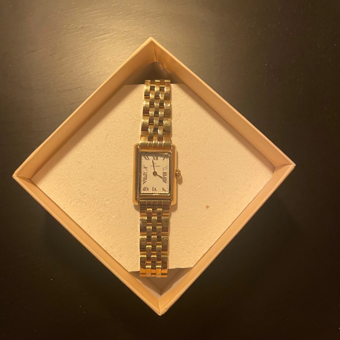 Guldfärgad rektangulär klocka