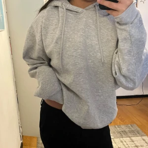 Grå oversized hoodie - En oversized hoodie som använts ba lite här och då. Ser ut som en helt ny.