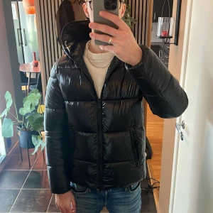 Save The Duck jacka - Svart save the duck jacka som är perfekt nu på vintern! Storlek xs men den passar perfekt på mig som är 185, 74kg (M) Inköpt från NK för ca 3800kr för bara någon månad sen, kvitto fås med. Kan sänka priset någon hundralapp vid snabb affär 😁