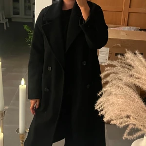 Svart kappa från Zara - Fint skick, bortsett från lite nopprig på vissa ställen annars väl använda. 899kr nypris