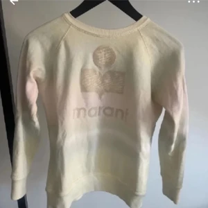 Beige tröja från Isabel Marant Étoile - Säljer en stilren beige tröja från Isabel Marant Étoile med ett diskret tryck på framsidan. Tröjan har långa ärmar och en rund halsringning.