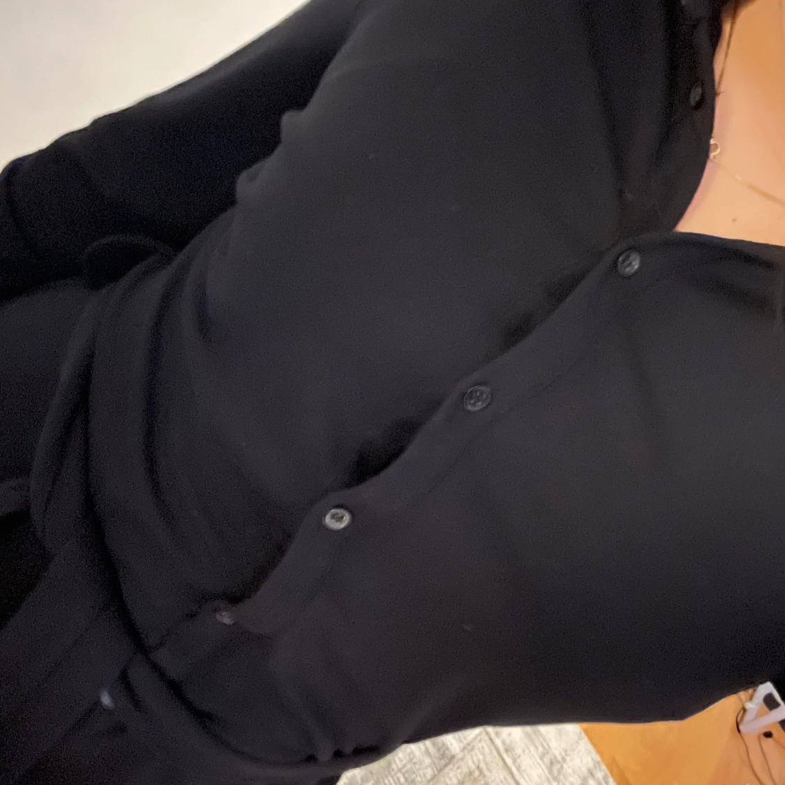 Svart långklänning med knappar - 91