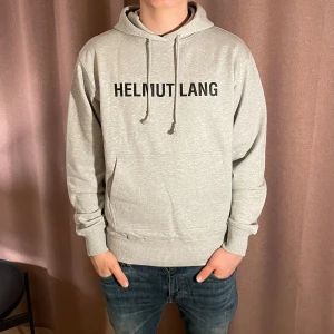 Helmut Lang hoodie  - Säljer en Helmut Lang hoodie som är HELT NY! Tagsen sitter fortfarande kvar! Nypris runt 3500kr! Storlek S! Hör gärna av dig om du har frågor!
