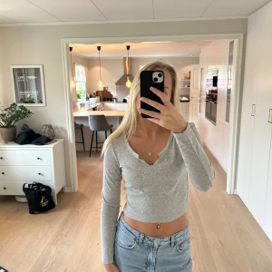 Grå topp med v-ringning - Jättesöt grå topp med liten v-ringning i fram, märket Brave Soul. Använd ett fåtal gånger så väldigt fint skick. Storlek M men passar S också.💕