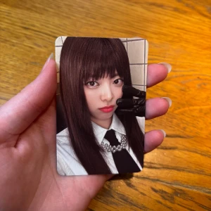 Itzy photocard  - Från Gold digipack. Försöker fota ett streck från tillverkningen på bild 3 så den som köper vet! 