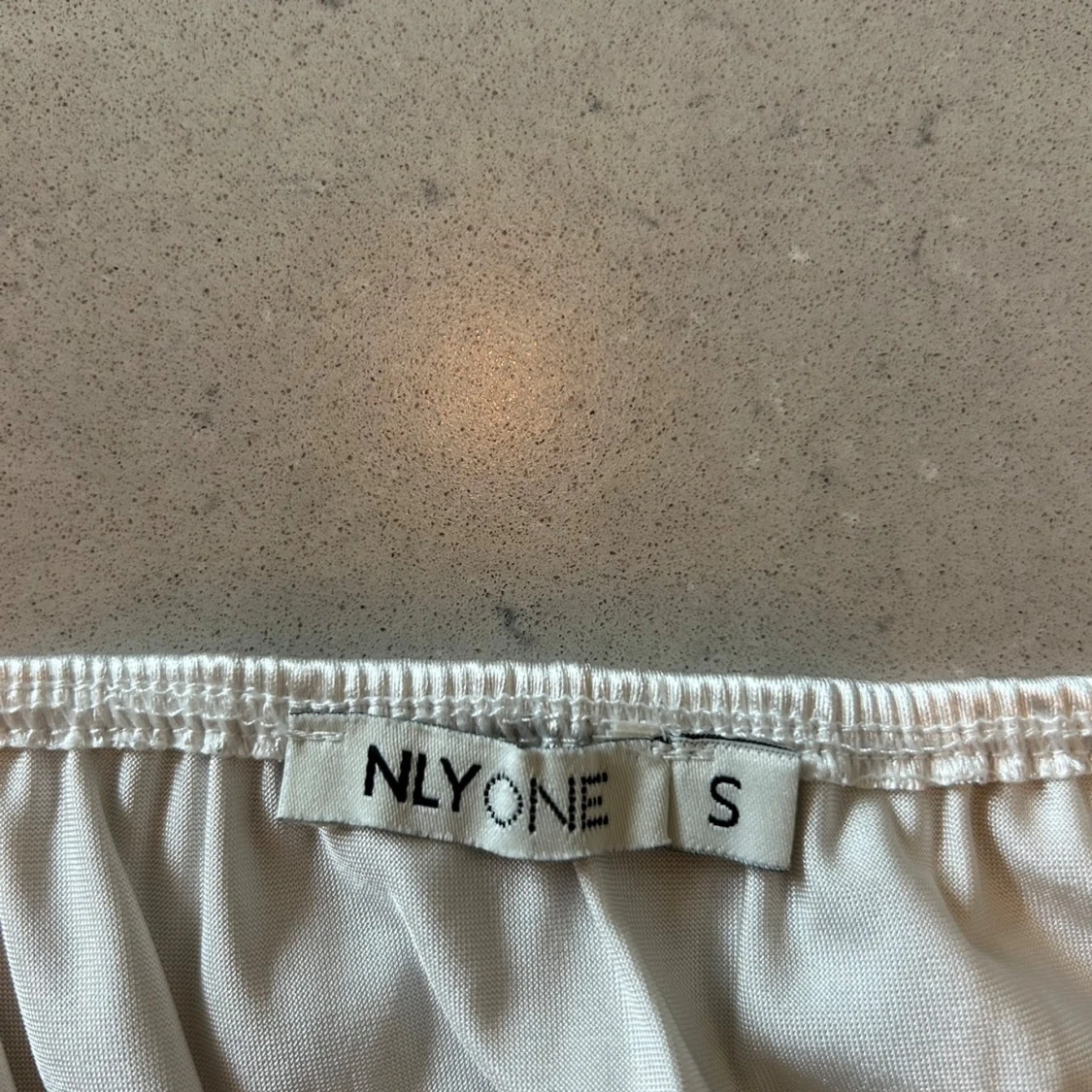 Vit satintopp från Nelly - 91