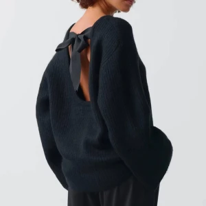 Knitted bow sweater  - Säljer den populära, stickade tröjan från Gina💕Den har öppen rygg som kan knytas ihop av en rosett, sitter fint på kroppen och är lite figursydd🤩Tröjan är helt ny, bara testad! Nypris 499 - mitt pris = 250