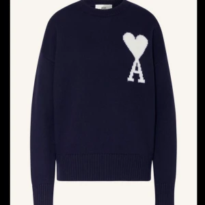 Mörkblå stickad tröja från Ami - Säljer en snygg mörkblå stickad tröja från Ami paris för både män och kvinnor, helt ny med taggar. Pris kan diskuteras 