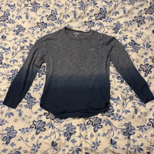 Blå ombre tröja från Hollister - Säljer en snygg blå ombre tröja från Hollister. Tröjan har strech och långa ärmar. Perfekt för en avslappnad stil. 🌀