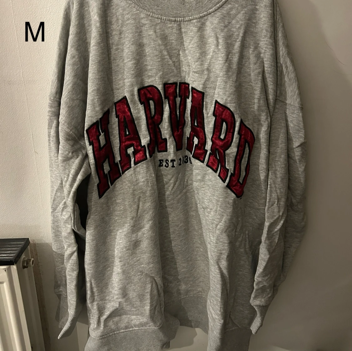 Grå sweatshirt med Harvard-tryck