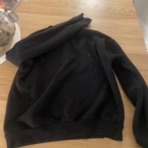 Svart tröja med stjärndetaljer - Säljer en svart tröja med coola stjärndetaljer på framsidan. Tröjan har långa ärmar och en bekväm passform. I stl 158-164 men passar mig som har stl xs-s!💗💗 Inga defekter och skriv gärna innan du köper. Läs min bio innan du köper också!