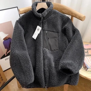 Grå teddyjacka med dragkedja - Mysig svart teddyjacka med dragkedja och en praktisk bröstficka. Perfekt för kyliga dagar med sin fluffiga och varma design. Jackan har en hög krage för extra värme. Säljer för att den är för stor, storlek s men kan passa från 165-190. Sååå fin o varm 💘💘