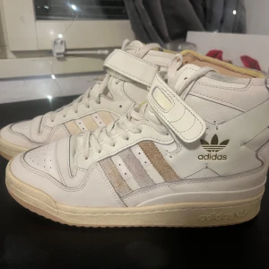 ADIDAS original - Säljer nya adidas skor i riktigt läder/skin Oanvända - endast ”ingångna” inomhus. Skorna är perfekt för  vinter och passar bra för både jeans och mjukisar 🥶 