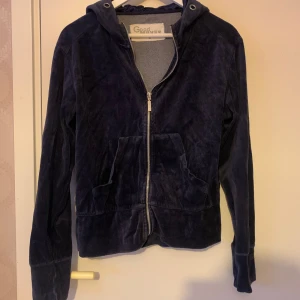 Mörkblå hoodie från Good Moves - Superskön mörkblå hoodie från Good Moves med dragkedja och huva. Den har långa ärmar och  fickor framtill. Den har inte kommit till så my key användning och är i bra skick!