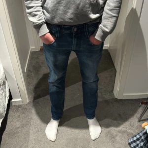 Replay jeans - Tja säljer ett par Replay jeans. De är Anbass och är storlek 32/30. Priset kan diskuteras 