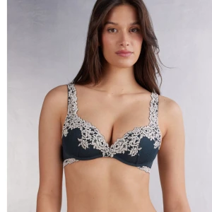 Intimissmi - Mörkblå intimissmi bh säljer jag fick2 stycken i födelsedagspresent! Storleken är 75B💗 kontakta vid intresse