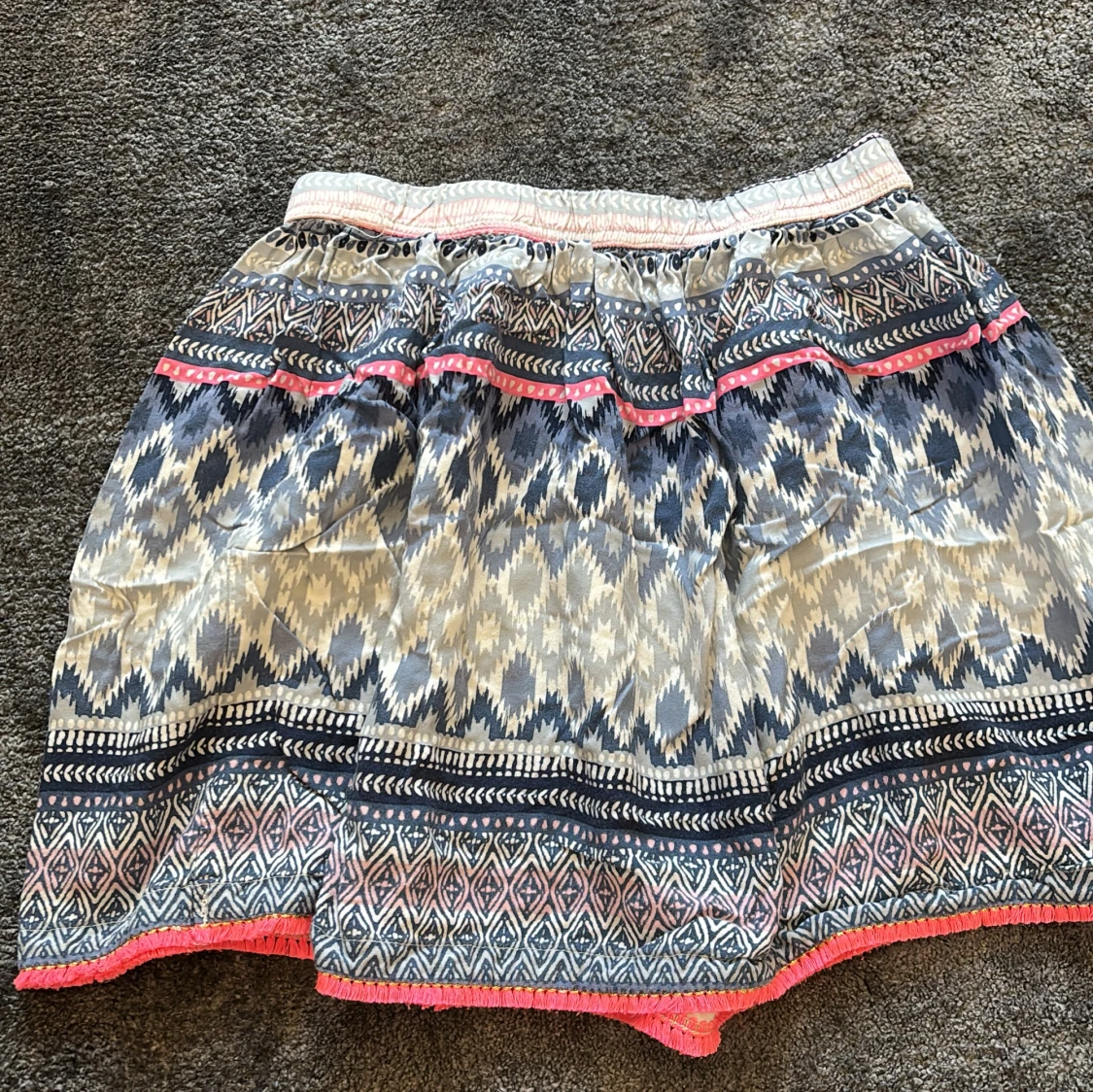 Mönstrad kjol med etniskt mönster