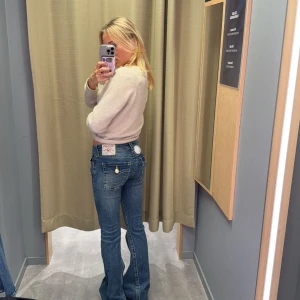 Blå bootcut jeans - Snygga blå bootcut jeans med låg midja. Perfekta för en avslappnad stil. De har en klassisk femficksdesign och en bekväm passform.