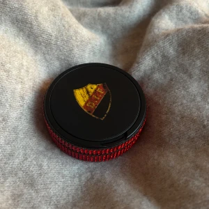 Svart förvarings dosa med valfri design - Djurgården dosan✨Perfekt för att förvara småsaker eller som en dekorativ detalj. 