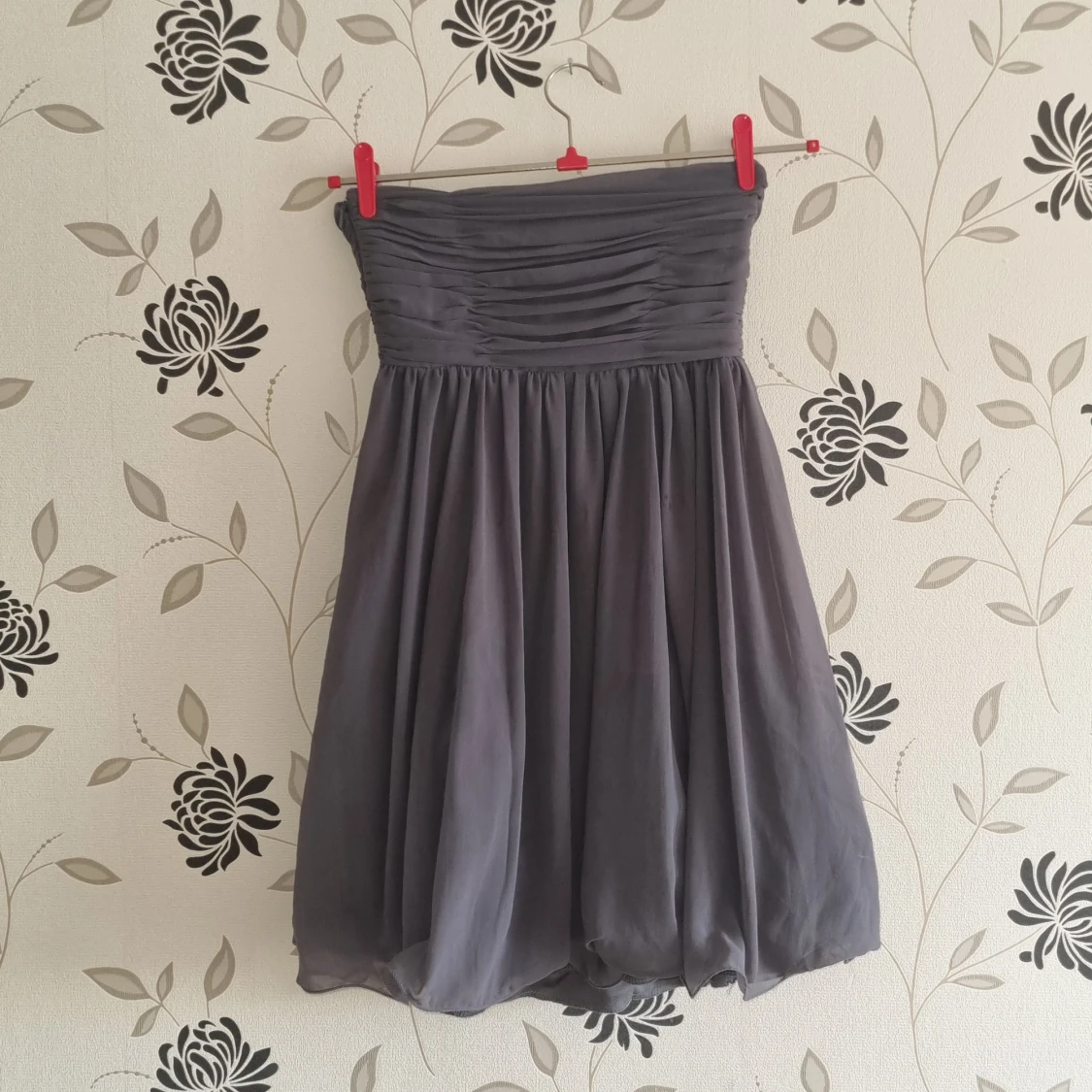 Grå axelbandslös klänning från Sisters Point, Strl:34/XS - 93