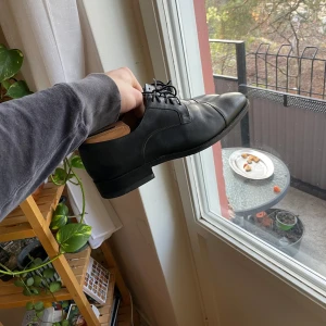 Svarta skinnskor med snörning - Eleganta svarta skinnskor med snörning och en klassisk design. Perfekta för formella tillfällen.