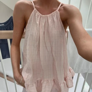 Rosa/aprikos halterneck topp - Rosa/aprikos topp med knyt runt halsen, mycket bra skick