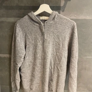 Grå kashmir hoodie från Say Less - Hola 👋🏼•Säljer en mjuk och stilren grå hoodie i kashmir från Say Less. Skick 9/10• Storlek M• Pris 549kr• Skriv pm för fler frågor eller bilder 