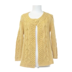 Gul stickad kofta från Isolde - Säljer en fin gul stickad kofta från Isolde med ett vackert flätmönster. Koftan har långa ärmar och en knapp vid halsen. Jag är stolen S men M passar lika fint så tror att den går att använda även fast du är större eller mindre än M. Kom inte riktigt till användning men är jätte fin💘