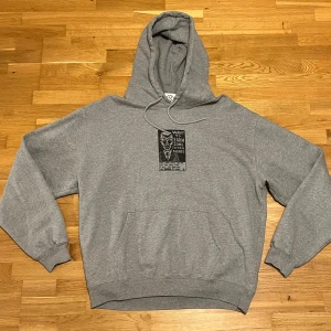 Polar Skate Co hoodie - Säljer denna sjukt snygga polar skate hoodien i mycket gott skick som tyvärr inte passar längre. Nypris: 1000kr