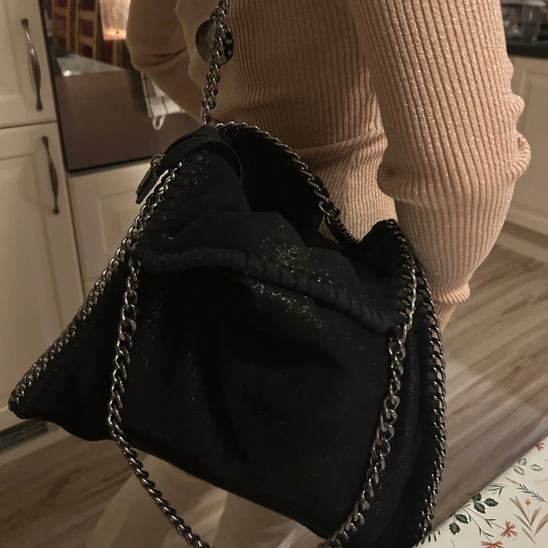 Svart axelväska med kedjedetaljer