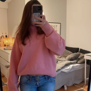 Rosa stickad tröja från & Other Stories - Säljer en mysig rosa stickad tröja från & Other Stories. Har någon fläck på ena sida arm men något man knappast tånker på💕storlek m men passar fint pp mig som i vanliga fall bär xs