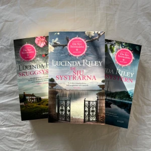 De sju systrarna av Lucinda Riley - Säljer den första boken 'De sju systrarna'. Notera att endast den översta boken är kvar! Helt ny och oläst