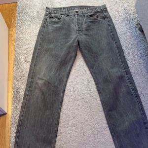 Grå Levis 501 jeans - Säljer ett par grå Levis 501 jeans som inte kommer till användning. Skriv för fler bilder eller frågor. 
