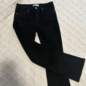 Svarta jeans från Zara - Snygga svarta jeans från Zara med en klassisk design. Jag har knappt använt jeansen, de är lite korta för mig, jag är 176 cm lång."