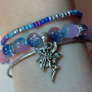 Tre armband blått - 2 handgjort armband i kvalitetspärlor och ett i metall❣️