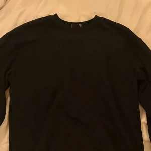 Marinblå sweatshirt - Marinblå sweatshirt från Hm, herrmodell men sitter lite oversized på mig som brukar ha xs-s