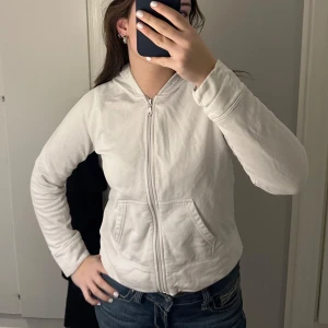 Vit hoodie med dragkedja - Vit hoodie med dragkedja, märket och storlek vet jag inte då lappen är bortklippt 🙈 men gissar på storlek S, helt okej skick har ett litet hål därav priset! 💞