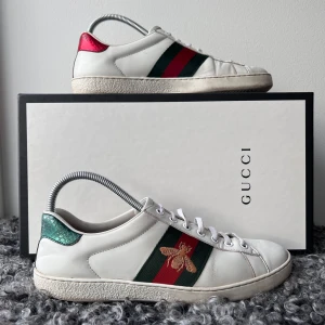 Gucci Ace - Säljer nu dessa vita Gucci Ace skorna || Skick 9/10 || Strlk 41 || Har kvitto, låda, dustbag och kort som medföljer. || Hör av dig vid frågor!🙌🏼