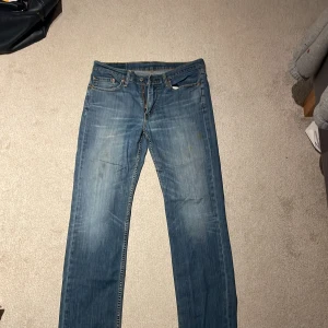 Levi's 514 jeans - Snygga blå Levi's 514 jeans med en klassisk straight passform. Perfekta för en avslappnad stil. De har en traditionell femficksdesign och är tillverkade i slitstarkt denim.
